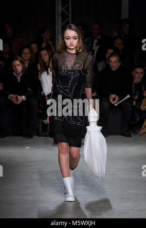 Mailand, Italien. 24 Feb, 2018. Alberto Zambelli präsentiert die Kollektion Herbst/Winter 2018-19 von Milano Fashion Week. Credit: Valeria Portinari/Pacific Press/Alamy leben Nachrichten Stockfoto