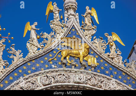 Marmor Skulpturen und Turm im typisch venezianischen Stil auf der San Marco Basilika. In der Stadt Venedig, die historische und fantastische Marine City. Stockfoto