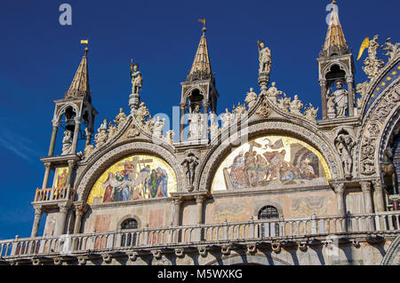 Anzeigen von Skulpturen und Frontispiz in Marmor und Gold auf der San Marco Basilika. In der Stadt Venedig, die historische und fantastische Marine City. Stockfoto