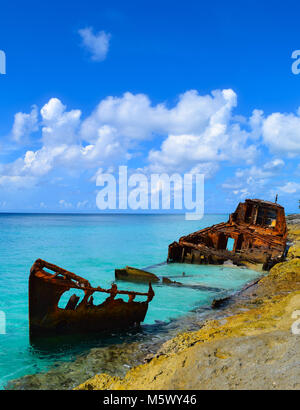 Ein Schiffswrack liegt das Rosten in den kristallklaren Gewässern der schönen Karibischen Insel Bimini, Bahamas Stockfoto