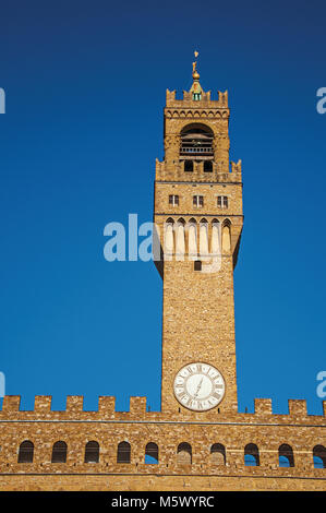 Nahaufnahme der Turm mit Uhr vom Palazzo Vecchio zum Sonnenuntergang in Florenz, der berühmte italienische Renaissance Capital. Stockfoto