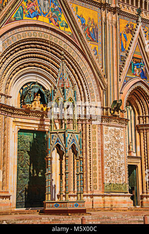Fassade Details der opulenten und monumentale Orvieto Kathedrale (Duomo) an einem sonnigen Tag in Orvieto, eine gut erhaltene mittelalterliche Stadt. Stockfoto