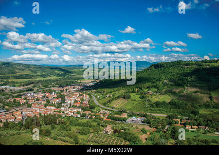 Überblick über grüne Hügel, Weinberge und die Dächer der Stadt in der Nähe einer Straße. Von der Stadt Orvieto, eine angenehme und gut erhaltene mittelalterliche Stadt. Stockfoto
