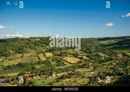 Überblick über grüne Hügel, Weinberge, Wälder und Villen an einem sonnigen Tag. Vor Orvieto, eine angenehme und gut erhaltene mittelalterliche Stadt. Stockfoto