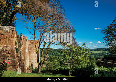 Übersicht der steinernen Turm, grüne Hügel, Bäume und einen blauen sonnigen Himmel. In der Stadt Orvieto, eine alte, angenehm und gut erhaltene mittelalterliche Stadt. Stockfoto