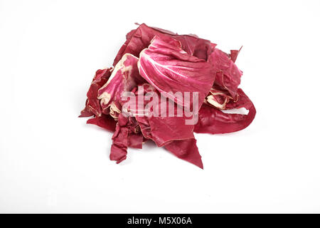 Radicchio, roter Salat isoliert auf weißem Hintergrund Stockfoto