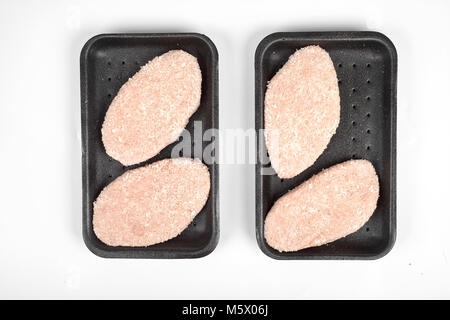 Rohes Hähnchen schnitzel im Paket. Auf einem weißen Hintergrund. Stockfoto