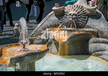 In der Nähe von Fontana della Barcaccia, eine barocke Brunnen auf der Piazza di Spagna in Rom, eine unglaubliche Seite als "Die ewige Stadt" bekannt. Stockfoto