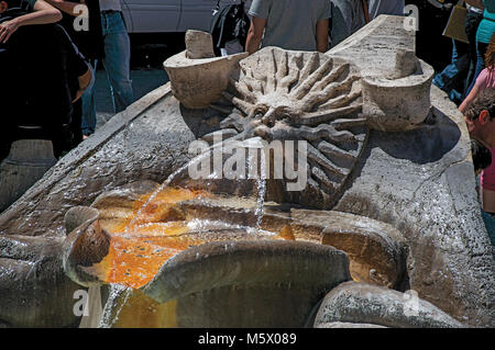 In der Nähe von Fontana della Barcaccia, eine barocke Brunnen auf der Piazza di Spagna in Rom, eine unglaubliche Seite als "Die ewige Stadt" bekannt. Stockfoto