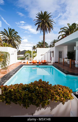 Blick auf den Pool im Casa de Manrique Museum, oder Casa del Palmeral, in Harí-a, Lanzarote, Spanien Stockfoto