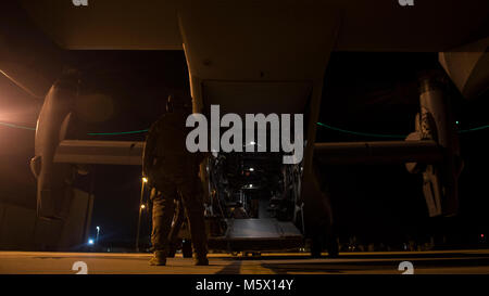 Aircrew Mitglieder mit der 8 Special Operations Squadron Verhalten vor auf einem CV-22 Osprey Kipprotor-flugzeug an hurlburt Field, Fla., 13.02.2018. Die Osprey kombiniert die vertikale Start, Landung und schweben Qualitäten von einem Hubschrauber mit großer Reichweite, Kraftstoffverbrauch und Geschwindigkeit Merkmale einer Turboprop-flugzeuge. (U.S. Air Force Foto von älteren Flieger Joseph aus.) Stockfoto