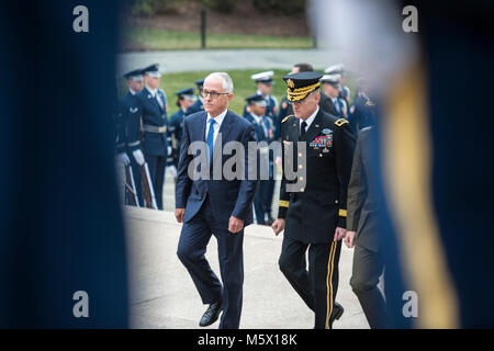 (Von links) der australische Premierminister Malcolm Turnbull, und Generalmajor Michael Howard, Kommandierender General, Joint Force Headquarters - National Capital Region und US Army Military District von Washington, die Teilnahme an einem bewaffneten Kräfte allen Ehren Wreath-Laying Zeremonie auf dem Arlington National Cemetery, Arlington, Virginia, Feb 22, 2018. Turnbull traf auch mit den nationalen Friedhof von Arlington Senior Leadership und das Denkmal Amphitheater Anzeige Zimmer tourte im Rahmen seines offiziellen Besuchs in den Vereinigten Staaten. (U.S. Armee Foto von Elizabeth Fraser/Arlington National Cemetery/freigegeben) Stockfoto