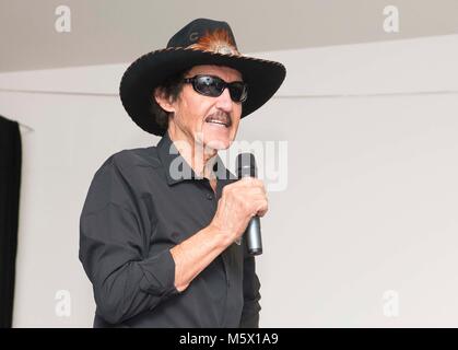 Richard Petty, NASCAR-Legende, spricht für die Mitglieder von Team Ramstein bei Kaiserslautern Military Community Center auf der Air Base Ramstein, Deutschland, Jan. 27, 2018. Petty sprach über seine Karriere bei jungen Männern und Frauen in den Prozess der Militärdienst, trafen verschiedene Team Ramstein Führung und beantwortete Fragen an eine offene Veranstaltung für die Kaiserslautern Military Community. (U.S. Air Force Foto von älteren Flieger Elizabeth Baker) Stockfoto