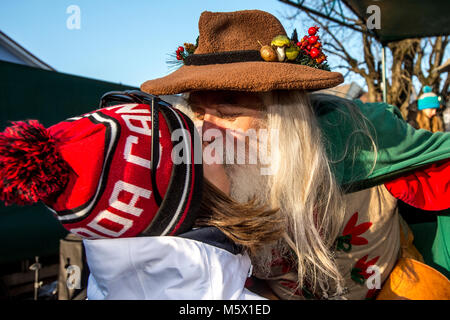 Vrchlabi, Tschechien. 26 Feb, 2018. Olympische Bronze Medaillenträger snowboarder Eva Samkova (links) Kuss mit Abbildung von Guardian Rübezahl (krakonos) während der Feier mit Fans in Vrchlabí, Tschechische Republik, am Montag, 26. Februar 2018, nach den Olympischen Winterspielen 2018 in Pyeongchang, Südkorea. Quelle: David Tanecek/CTK Photo/Alamy leben Nachrichten Stockfoto