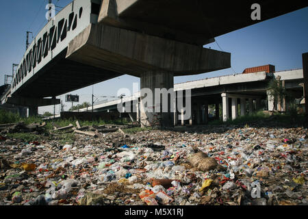 September 17, 2014 - New Delhi, Delhi, Indien - große Menge Müll unter einer Eisenbahnbrücke gesehen neben einem Slum.. Über 25 Millionen Menschen in Delhi, Indien leben. Was ist Besonders problematisch in Indien ist die Frage der Abfall. Vielen Müll landet in den Slums von Deli, die gegenwärtig über 9000 Tonnen Abfall pro Tag. Die Weltbank kündigte an, dass'' um 2100, die Menge an Müll auf der Erde verworfen wird auf 11 Millionen Tonnen pro Tag. (Bild: © 20140917-1 I0O5423.jpg /SOPA Bilder über ZUMA Draht) Stockfoto