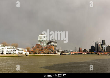 London, Großbritannien. 26 Feb, 2018. Ein Blick auf die Themse von der Riverside in Vauxhall, südlich von London entfernt. Penelope Barritt/Alamy leben Nachrichten Stockfoto