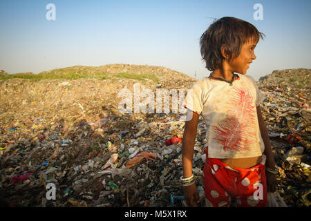 September 29, 2014 - New Delhi, Delhi, Indien - ein Kind aus den Slums gesehen stehen auf einem grossen Haufen Müll.. Über 25 Millionen Menschen in Delhi, Indien leben. Was ist Besonders problematisch in Indien ist die Frage der Abfall. Vielen Müll landet in den Slums von Deli, die gegenwärtig über 9000 Tonnen Abfall pro Tag. Die Weltbank kündigte an, dass'' um 2100, die Menge an Müll auf der Erde verworfen wird auf 11 Millionen Tonnen pro Tag. (Bild: © 20140929-20140929-1 I0O7083.jpg /SOPA Bilder über ZUMA Draht) Stockfoto