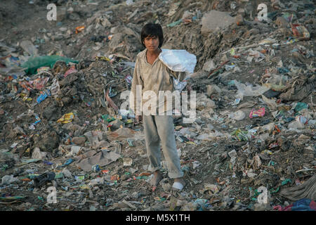 September 29, 2014 - New Delhi, Delhi, Indien - ein junger Mann gesehen, stehend auf einem Haufen Müll.. Über 25 Millionen Menschen in Delhi, Indien leben. Was ist Besonders problematisch in Indien ist die Frage der Abfall. Vielen Müll landet in den Slums von Deli, die gegenwärtig über 9000 Tonnen Abfall pro Tag. Die Weltbank kündigte an, dass'' um 2100, die Menge an Müll auf der Erde verworfen wird auf 11 Millionen Tonnen pro Tag. (Bild: © 20140929-20140929-1 I0O 7199.jpg /SOPA Bilder über ZUMA Draht) Stockfoto