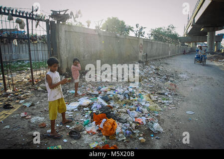 Neu-delhi, Delhi, Indien. 19 Sep, 2014. Kinder aus dem Slum gesehen spielen neben einem Haufen Müll. Über 25 Millionen Menschen in Delhi, Indien leben. Was ist Besonders problematisch in Indien ist die Frage der Abfall. Vielen Müll landet in den Slums von Deli, die gegenwärtig über 9000 Tonnen Abfall pro Tag. Die Weltbank kündigte an, dass'' um 2100, die Menge an Müll auf der Erde verworfen wird auf 11 Millionen Tonnen pro Tag. Credit: 20140919-20140919-1 I0O6266.jpg /SOPA Images/ZUMA Draht/Alamy leben Nachrichten Stockfoto