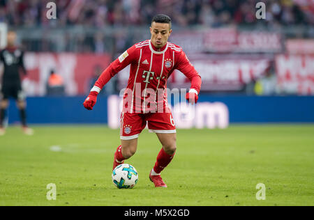 24. Februar 2018, Deutschland, München - Fußball, Bundesliga, FC Bayern München gegen Hertha BSC, Allianz Arena: Münchens Thiago Alcantara in Aktion. - Keine LEITUNG SERVICE - Foto: Thomas Klausen/dpa-Zentralbild/ZB Stockfoto