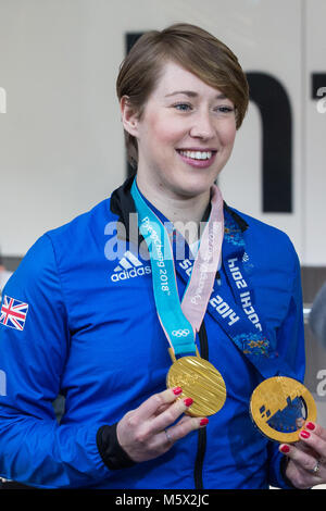 London, Großbritannien. 26. Februar, 2018. Lizzy Yarnold zeigt Skelett Gold der Frauen Medaillen, die Sie bei Pyeongchang 2018 und Sotschi 2014 gewonnen wie der British Olympic Association (BOA) begrüßt Team GB Athleten aus dem Pyeongchang 2018 Olympischen Winterspiele am Londoner Flughafen Heathrow. Lizzy Yarnold wurde der erste britische Athleten der Olympischen Winterspiele Titel zu verteidigen. Credit: Mark Kerrison/Alamy leben Nachrichten Stockfoto