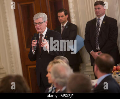 Mississippi Gouverneur Phil Bryant spricht während der 2018 White House Business Sitzung mit Präsidenten, 26. Februar 2018, im Weißen Haus in Washington, DC. Foto von Chris Kleponis/CNP/MediaPunch Stockfoto