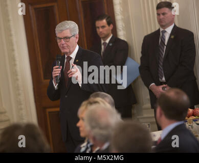 Washington, District of Columbia, USA. 26 Feb, 2018. Mississippi Gouverneur Phil Bryant spricht während der 2018 White House Business Sitzung mit Präsidenten, 26. Februar 2018, im Weißen Haus in Washington, DC. Foto von Chris Kleponis/CNP Credit: Chris Kleponis/CNP/ZUMA Draht/Alamy leben Nachrichten Stockfoto