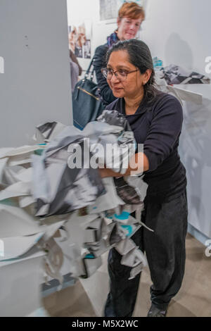 Portland, Oregon, USA. 26. Februar, 2018. Performance Künstler tragen Was bleibt von den Fotografen Robert Frank's Arbeit im Blue Sky Gallery in Portland, Oregon, USA. Die Arbeit wurde in einer "Zerstörung der Tanz "Performance verunstalten die Fotografien mit Tinte und Verstümmelung mit Schere, Messer zerstört und sogar Schlittschuhe am Ende es abläuft. Die Zerstörung war Frank's Protest zur heutigen Gier im globalen Kunstmarkt. Credit: Ken Hawkins/Alamy leben Nachrichten Stockfoto