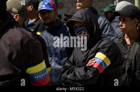 26. Februar 2018, Venezuela, Caracas: Zahlreiche vermummte Demonstranten nehmen Partei an einer Kundgebung zur Unterstützung der venezolanischen Regierung. Die Rallye wurde durch die paramilitärische Gruppe "Bolivianischen Block - Volksarmee" bekannt gegeben. Ein paar Tage zuvor hatte die Regierung mobilisiert rund eine Millionen Soldaten und cilisits Für eine große Übung gegen eine 'imperealistic Bedrohung" nach eigener Aussage. Venezuelas Präsident Maduro will sich bei der Wahl im April zu bestätigen, bis 2025. Aber die Gegner der Regierung, zahlreiche Staaten und internationale Organisationen befürchten, dass die Wahl nicht statt. Stockfoto