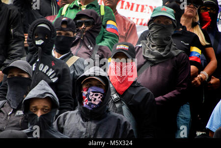 26. Februar 2018, Venezuela, Caracas: Zahlreiche vermummte Demonstranten nehmen Partei an einer Kundgebung zur Unterstützung der venezolanischen Regierung. Die Rallye wurde durch die paramilitärische Gruppe "Bolivianischen Block - Volksarmee" bekannt gegeben. Ein paar Tage zuvor hatte die Regierung mobilisiert rund eine Millionen Soldaten und cilisits Für eine große Übung gegen eine 'imperealistic Bedrohung" nach eigener Aussage. Venezuelas Präsident Maduro will sich bei der Wahl im April zu bestätigen, bis 2025. Aber die Gegner der Regierung, zahlreiche Staaten und internationale Organisationen befürchten, dass die Wahl nicht statt. Stockfoto