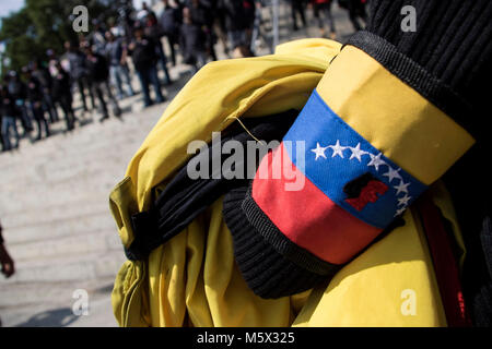 26. Februar 2018, Venezuela, Caracas: Mitglied der "Bolivianischen Block - Volksarmee' trägt eine Armbinde in den Farben der venezolanische Flagge während einer Kundgebung zur Unterstützung der venezolanischen Regierung. Die Rallye wurde durch die paramilitärische Gruppe "Bolivianischen Block - Volksarmee" bekannt gegeben. Ein paar Tage zuvor hatte die Regierung mobilisiert rund eine Millionen Soldaten und cilisits Für eine große Übung gegen eine 'imperealistic Bedrohung" nach eigener Aussage. Venezuelas Präsident Maduro will sich bei der Wahl im April zu bestätigen, bis 2025. Aber die Gegner der Regierung, zahlreichen Mitgliedstaaten und intern Stockfoto