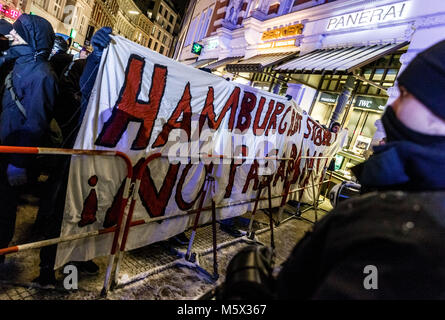 Hamburg, Deutschland. 26 Feb, 2018. Die Teilnehmer der Kundgebung "Gemeinsam gegen Nazis - kein Pegida in Hamburg!" (Gemeinsam gegen Nazis - kein Pegida in Hamburg) Halten ein Banner lesen' Hamburg bleibt stabil. No Pasaran!" (Lit. Hamburg bleibt stetig! No Pasaran!). Sie auf den Straßen gegen eine Demonstration unter dem Motto 'MErkel muss weg!" (Lit. Merkel hat zu gehen!), der findet zum vierten Mal in Hamburg. Foto: Markus Scholz/dpa Quelle: dpa Picture alliance/Alamy leben Nachrichten Stockfoto