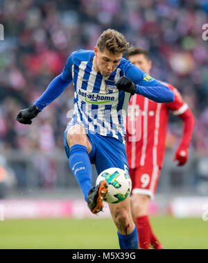 24. Februar 2018, Deutschland, München - Fußball, Bundesliga, FC Bayern München gegen Hertha BSC, Allianz Arena: Hertha von Niklas Stark in Aktion. - Keine LEITUNG SERVICE - Foto: Thomas Klausen/dpa-Zentralbild/ZB Stockfoto