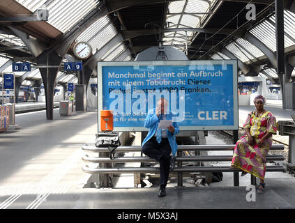 Zürich, Schweiz - Juni 03, 2017: Die Menschen auf dem Hauptbahnhof Zürich (Zürich Hauptbahnhof). Stockfoto