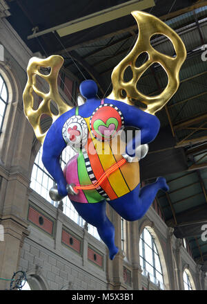 Zürich, Schweiz - Juni 03, 2017: Blick auf die Statue der Schutzengel von Niki De Saint Phalle im Hauptbahnhof Zürich. Stockfoto