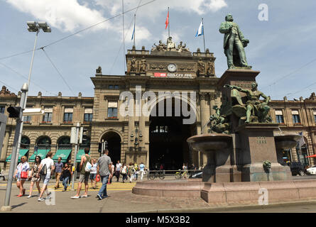 Zürich, Schweiz - Juni 03, 2017: die Menschen in der Nähe der Fassade der Hauptbahnhof Zürich (Zürich Hauptbahnhof oder Zürich HB) ist der größte Bahnhof in der Schweiz. Stockfoto