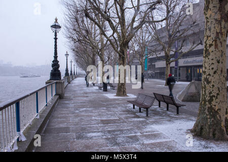 London, Großbritannien. 26. Februar, 2018. UK Wetter. Pendler gegen den Schnee auf einem eiskalten Morgen wandern in London kämpfen auf dem Weg zur Arbeit. Frost und Schnee Duschen blast die Hauptstadt mit eisiger Wind und beißend kalten Temperaturen. Quelle: Steve Hawkins Fotografie/Alamy leben Nachrichten Stockfoto