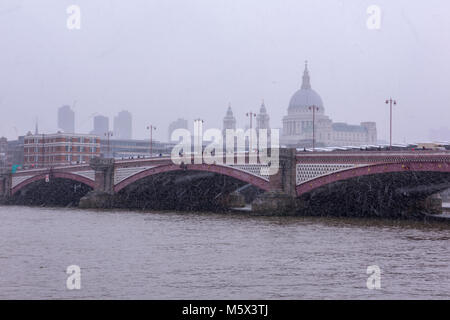 London, Großbritannien. 26. Februar, 2018. UK Wetter. Pendler gegen den Schnee auf einem eiskalten morgen Kämpfen zu Fuß über der Blackfriars Bridge in London, die auf dem Weg zur Arbeit. Frost und Schnee Duschen blast die Hauptstadt mit eisiger Wind und beißend kalten Temperaturen. Quelle: Steve Hawkins Fotografie/Alamy leben Nachrichten Stockfoto