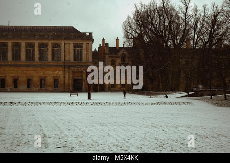 Cambridge, Großbritannien. 26. Februar 2018. Schneeschauer Antony Gormley Skulptur freies Objekt (Teil seines Blockwork Serie) Vor dem Trinity College Wren Library. © Ben Grant/Alamy leben Nachrichten Stockfoto