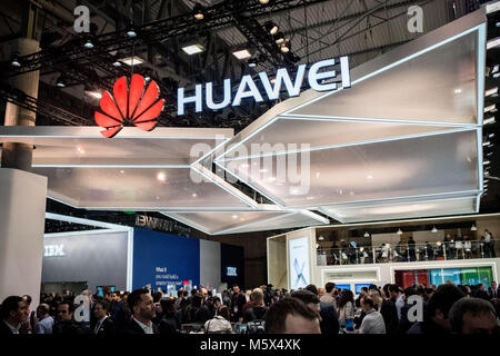 Barcelona, Spanien. 26 Feb, 2018. Huawei stand am ersten Tag des jährlichen Mobile World Congress, der weltweit größte mobile Messe, an der vereint die führende mobile Unternehmen und wo die neuesten Entwicklungen in der Branche vorgestellt. Credit: Jordi Boixareu/Alamy leben Nachrichten Stockfoto