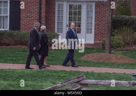 Charlotte, NC, USA. 26. Februar, 2018. Franklin Graham & Frau Jane Grüßen Präsident George W. Bush und Laura Bush außerhalb des Billy Graham Library. Franklin Graham ist der Sohn von Billy Graham, der im Alter von 99 am 21. Februar 2018 starb. Credit: Schloss Bilder/Alamy Leben Nachrichten. Stockfoto