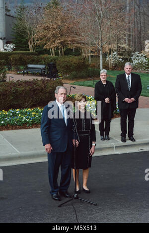 Charlotte, NC, USA. 26. Februar, 2018. Franklin Graham & Frau Jane Grüßen Präsident George W. Bush und Laura Bush außerhalb des Billy Graham Library. Franklin Graham ist der Sohn von Billy Graham, der im Alter von 99 am 21. Februar 2018 starb. Credit: Schloss Bilder/Alamy Leben Nachrichten. Stockfoto