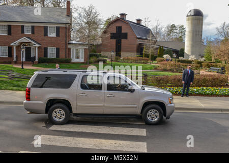 Charlotte, NC, USA. 26. Februar, 2018. Franklin Graham & Frau Jane Grüßen Präsident George W. Bush und Laura Bush außerhalb des Billy Graham Library. Franklin Graham ist der Sohn von Billy Graham, der im Alter von 99 am 21. Februar 2018 starb. Credit: Schloss Bilder/Alamy Leben Nachrichten. Stockfoto