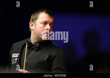 Cardiff, Großbritannien. 26 Feb, 2018. Mark Allen in Nordirland während seiner Runde 1 Spiel gegen Cao Yupeng von China. ManBetX Welsh open Snooker Championship 2018, Tag 1 Am Motorpoint Arena in Cardiff, South Wales, UK am Montag, den 26. Februar 2018. Credit: Andrew Obstgarten/Alamy leben Nachrichten Stockfoto