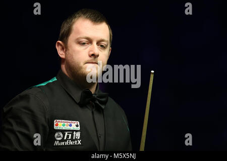 Cardiff, Großbritannien. 26 Feb, 2018. Mark Allen in Nordirland während seiner Runde 1 Spiel gegen Cao Yupeng von China. ManBetX Welsh open Snooker Championship 2018, Tag 1 Am Motorpoint Arena in Cardiff, South Wales, UK am Montag, den 26. Februar 2018. Credit: Andrew Obstgarten/Alamy leben Nachrichten Stockfoto