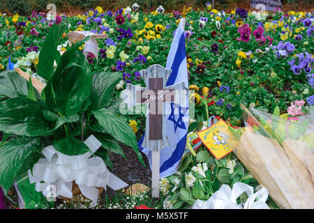 Charlotte, NC, USA. 26. Februar, 2018. Blumen, Karten, & Plüschtiere werden von der Öffentlichkeit zu Ehren des verstorbenen Reverend Billy Graham. Rev. Graham starb 21 Feb 2018 im Alter von 99 in seinem Montreat, NC-home. Credit: Schloss Bilder/Alamy Leben Nachrichten. Stockfoto