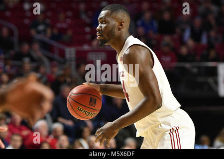 Philadelphia, Pennsylvania, USA. 25 Feb, 2018. Bügel-eulen Zentrum ERNEST AFLAKPUI (24) Während des Amerikanischen Athletic Conference Basketball Spiel am Liacouras Center in Philadelphia gespielt wird angezeigt. Tempel beat UCF 75-56. Credit: Ken Inness/ZUMA Draht/Alamy leben Nachrichten Stockfoto