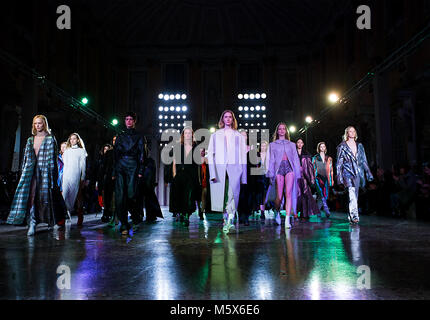 Mailand, Italien. 26 Feb, 2018. Modelle Kreationen von RICOSTRU Herbst/Winter Kollektion 18/19 Frauen in Mailand auf der Modewoche in Mailand, Italien, 26. Feb 2018. Credit: Jin Yu/Xinhua/Alamy leben Nachrichten Stockfoto