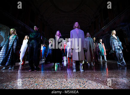 Mailand, Italien. 26 Feb, 2018. Modelle Kreationen von RICOSTRU Herbst/Winter Kollektion 18/19 Frauen in Mailand auf der Modewoche in Mailand, Italien, 26. Feb 2018. Credit: Jin Yu/Xinhua/Alamy leben Nachrichten Stockfoto