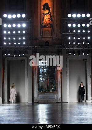 Mailand, Italien. 26 Feb, 2018. Modelle Kreationen von RICOSTRU Herbst/Winter Kollektion 18/19 Frauen in Mailand auf der Modewoche in Mailand, Italien, 26. Feb 2018. Credit: Jin Yu/Xinhua/Alamy leben Nachrichten Stockfoto